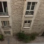 Beautiful & Bright Apartment In The Heart Of Paris